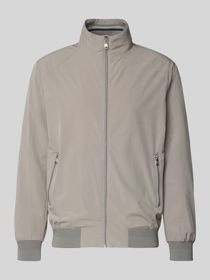 Produktfoto, Jacke mit Stehkragen von Christian Berg Men, szary kolor, zamek błyskawiczny, kieszenie na suwak, materiał z domieszką stretchu, luźny krój, ściągacze, długość tyłu w rozmiarze M 28 cm, szerokość ramion w rozmiarze M 18 cm, szerokość klatki piersiowej w rozmiarze M 20 cm, długość rękawa w rozmiarze M 26 cm