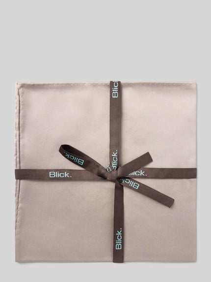 Productfoto, pochet uit zuiver zijde van Blick, vierkant, effen design, afgezette randen, zachte beige kleur, context herenpochet
