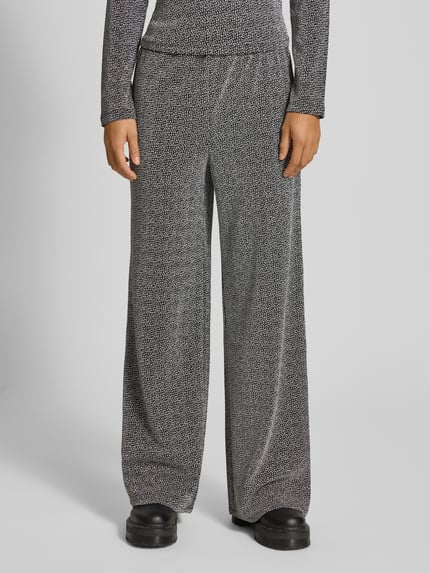 Frauenmodel trägt Weite Hose mit elastischem Bund Modell 'JINA' von Pieces, schimmernde Wide Leg Optik mit Strukturmuster, Vorderansicht Nahaufnahme Oberkörper.