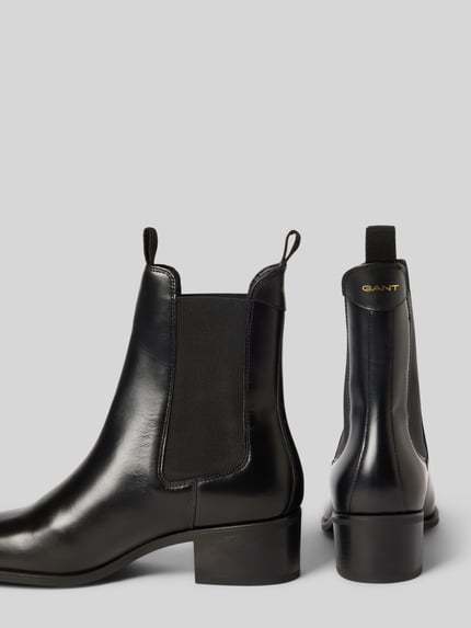 Produktfoto, schwarze glatte Stiefeletten aus echtem Rindsleder Modell 'St Broomly' von GANT, minimalistische Form, Damen Stiefeletten von GANT