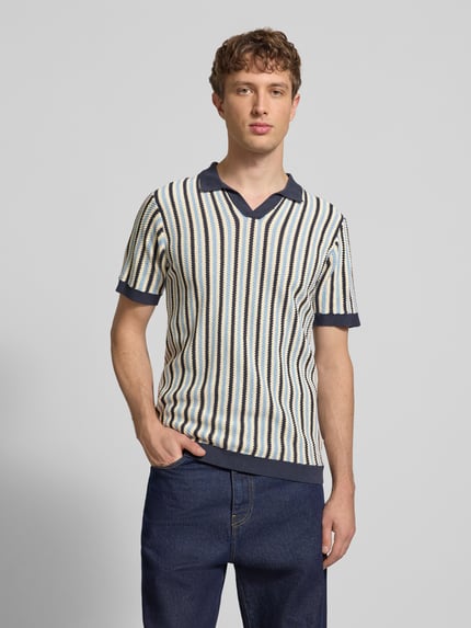 Männermodel trägt Regular Fit Poloshirt in Strick-Optik Modell 'Carly' von Blend, blau-gelb gestreift, reine Baumwolle, Ganzkörperansicht von vorne.