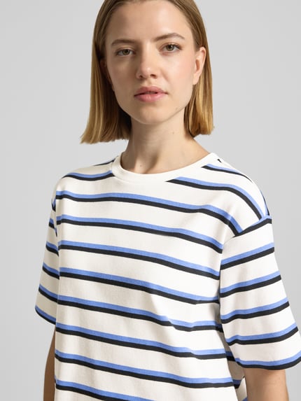 Vrouwenmodel draagt T-Shirt im Allover-Look mit Rundhalsausschnitt van JAKE*S STUDIO WOMAN, katoenmix, regular fit, wit met blauwe strepen, detailopname bovenlichaam.