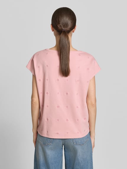 Vrouwenmodel draagt T-Shirt met Rundhalsausschnitt und Stitchings van Christian Berg Woman, roze katoen, regular fit, korte kapmouw, ruglengte 55 cm, detailstiksels, geheelachteraanzicht.