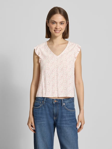 Frauenmodel trägt Regular Fit Blusentop aus reiner Viskose Modell 'BARRI' von Pieces, abstraktes Two Tone Muster, V-Ausschnitt, Popeline, Ganzkörperansicht von vorne.