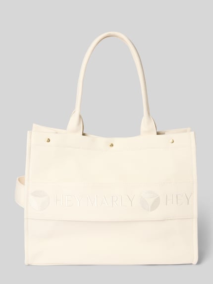 Produktfoto, cremefarbene Handtasche mit Logo-Stitching Modell 'Signature' von Hey Marly, Hauptfach mit Druckknopfverschluss, Schulterriemen, Reißverschlussfach auf der Innenseite, Maße: Breite 42 cm, Länge 31 cm, Tiefe 15 cm, Riemenlänge 55 cm
