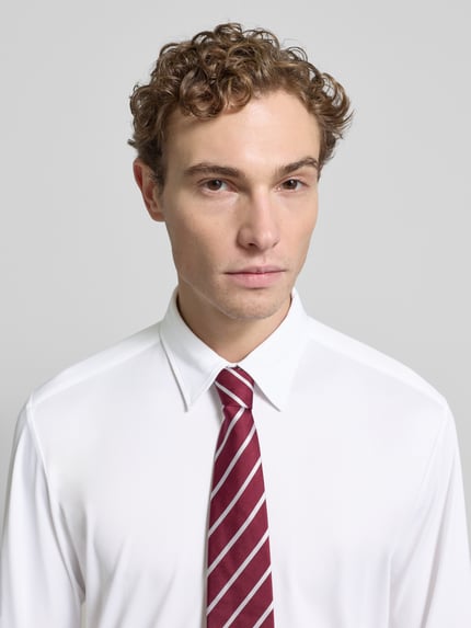 Männermodel trägt Regular Fit Freizeithemd mit Kentkragen Modell 'LIAM' von BOSS, Optik: Unifarben, Materialverarbeitung: Popeline, Nahaufnahme Oberkörper.