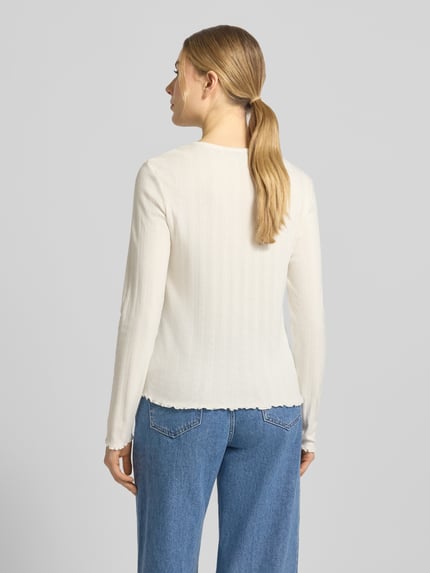 Vrouwenmodel draagt Shaped Fit Langarmshirt aus Baumwoll-Mix van Tom Tailor Denim, ecru, gestreepte structuur, frill afwerking, label stitching, katoenmix, jacquard, unicolor, geheel lichaam achteraanzicht