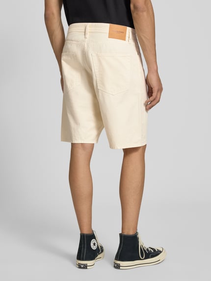 Männermodel trägt Bermudas im 5-Pocket-Design Modell 'TONY ORIGINAL' von Jack & Jones aus Reine Baumwolle, Straight Fit, Farbe Beige, Ganzkörperansicht Rückansicht.