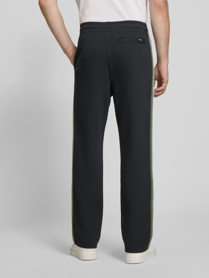 Männermodel trägt Flared Fit Sweatpants aus Baumwoll-Mix von Paul Smith in Dunkelblau mit elastischem Bund, Gesäßtasche, Rückansicht.