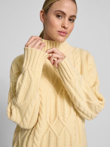 Style Icon Collection Oversized Wollpullover mit Zopfstrickmuster und geripptem Stehkragen - curated by Maja Weyhe Pastellgelb 3