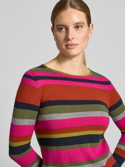 Frauenmodel trägt Regular Fit Longsleeve aus reinem Kaschmir von Christian Berg Woman in gestreifter Strick-Optik mit Rundhalsausschnitt, Nahaufnahme Oberkörper.