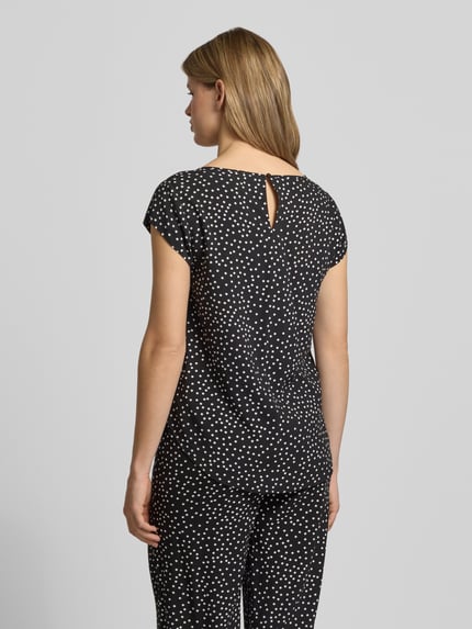 Frauenmodel trägt Regular Fit Blusenshirt aus reiner Viskose Modell 'NOVA' von Only mit Allover-Muster, Rückenausschnitt Tropfen, Ganzkörperansicht Rückansicht.