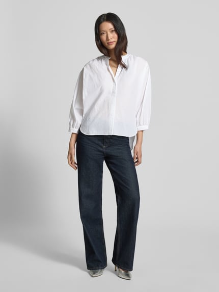 Frauenmodel trägt Bluse mit verdeckter Knopfleiste und verlängertem Rücken von Luisa Cerano in Weiß, Loose Fit, reine Baumwolle, Ganzkörperansicht von vorne.