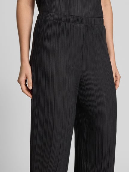 Frauenmodel trägt Wide Leg Hose mit Plisseefalten Modell 'PLISA' von Vila, schwarz, Material-Mix mit Viskose-Anteil, Nahaufnahme Oberkörper.