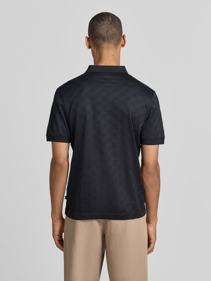 Männermodel trägt Modern Fit Poloshirt mit Strukturmuster Modell 'Roberto' von JOOP! Collection, reine Baumwolle, Rückenlänge 68 cm, Ganzkörperansicht Rückansicht