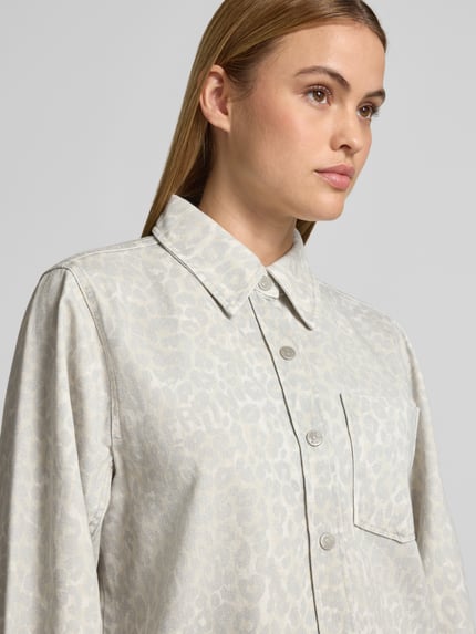 Frauenmodel trägt Hemdjacke mit Allover-Animal-Print von Lala Berlin aus reiner Baumwolle im Oversized-Fit, Brusttasche, Knopfleiste, Nahaufnahme Oberkörper.
