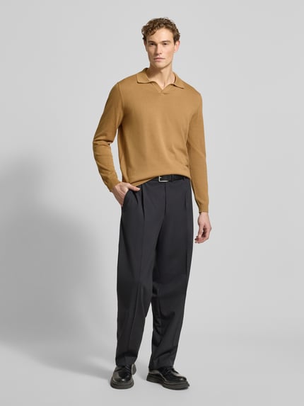 Męski model nosi Strickpullover mit Polokragen od Christian Berg Men, kolor beżowy, bawełna, luźny krój, widok całej sylwetki z przodu.