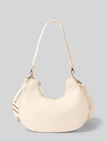 Produktfoto, cremefarbene Handtasche mit Label-Details Modell 'SAMBA' von VALENTINO BAGS, strukturierte Oberfläche, goldene Karabiner, verstellbarer Schultergurt, abgerundete Form, Größe ca. 30x24x8 cm, dezente Prägung und Reißverschluss, neutraler Hintergrund.