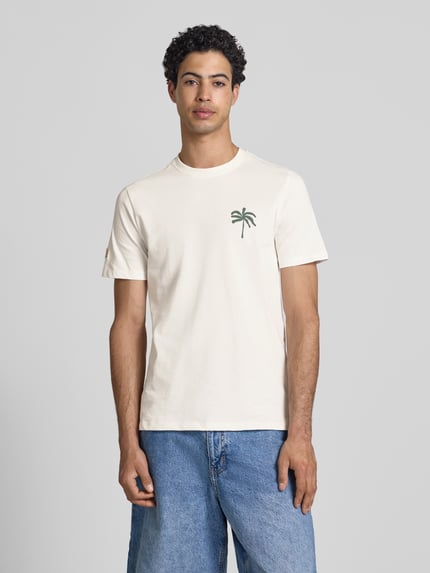 Männermodel trägt weißes T-Shirt mit grünem Motiv-Print Modell 'SUN PALMS' von Blend, reine Baumwolle, Regular Fit, Ganzkörperansicht von vorne.
