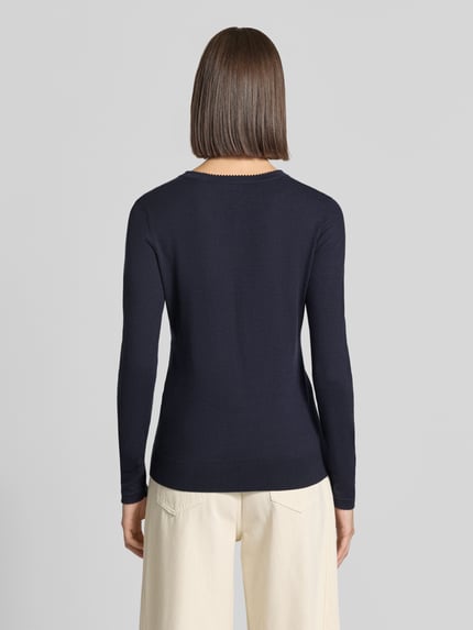 Frauenmodel trägt Pullover aus Viskose-Mix mit V-Ausschnitt von Christian Berg Woman, gerade Form, dunkelblau, strukturierte Oberfläche, Ganzkörperansicht Rückansicht.