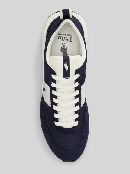 Produktfoto, Low Top Sneaker aus Veloursleder von Polo Ralph Lauren in Dunkelblau und Weiß mit Logo-Stitching, flache Form, strukturierte Sohle.
