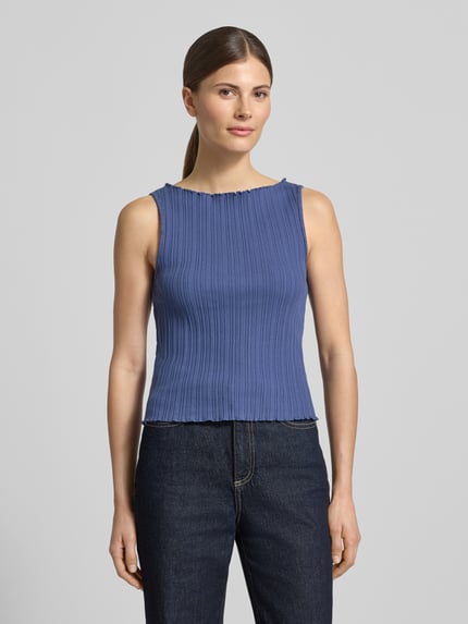 Frauenmodel trägt Stricktop mit Strukturmuster und Rundhalsausschnitt von Scotch & Soda in Blau, Regular Fit, Nahaufnahme Oberkörper.