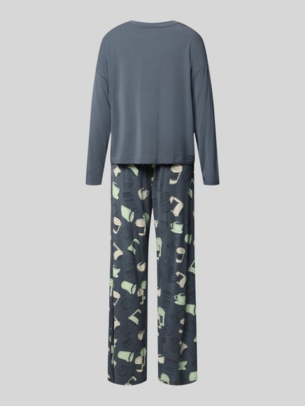 Frauenmodel trägt Schlafanzug mit Motiv- und Statement-Print von SCHIESSER, locker geschnitten, graue und grüne Töne, Ganzkörperansicht Rückansicht.
