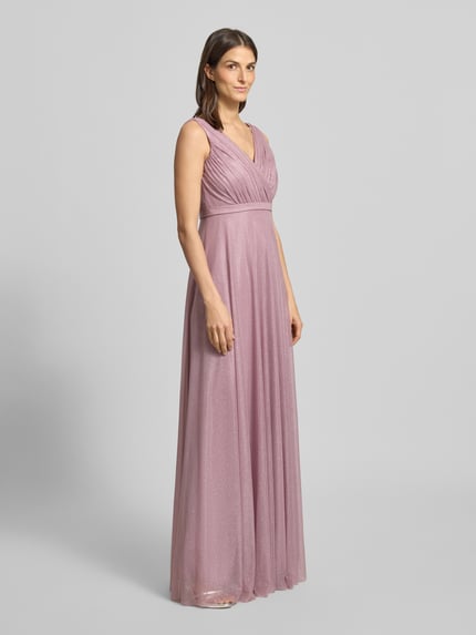 Frauenmodel trägt Regular Fit Abendkleid mit Glitzer-Mesh von TROYDEN COLLECTION, taillierte Passform, Falten-Optik, Ganzkörperansicht von vorne.