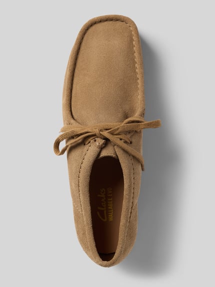 Produktfoto, Schnürschuhe aus Leder mit Gummisohle Modell 'Wallabee' von Clarks in hellem Braun, abgerundete Spitze, sichtbare Nähte, samtige Textur, Kontext: Herren Schnürschuhe, echtes Leder, Schnürung, Gummisohle, Absatzhöhe 3 cm, Schafthöhe 7 cm, Schaftweite 12 cm, Oberansicht.