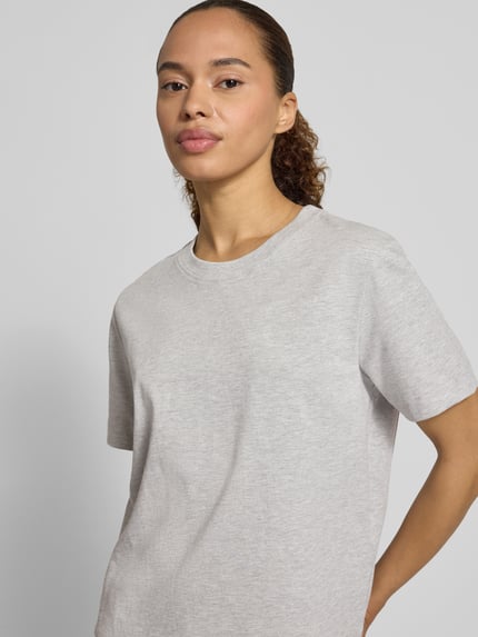 Kobiece modelka nosi damski t-shirt Boxy Fit T-Shirt aus Baumwoll-Viskose-Mix Modell 'ESSENTIAL' von Selected Femme, jasnoszary, gładka struktura, damski t-shirt Selected Femme, zbliżenie na górną część ciała
