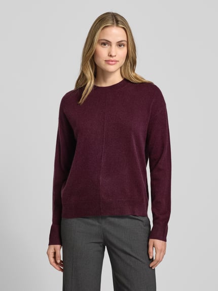 Frauenmodel trägt Relaxed Fit Strickpullover aus reinem Kaschmir Modell 'FASCONA' von BOSS in Bordeaux, Unifarbe, Nahaufnahme Oberkörper.