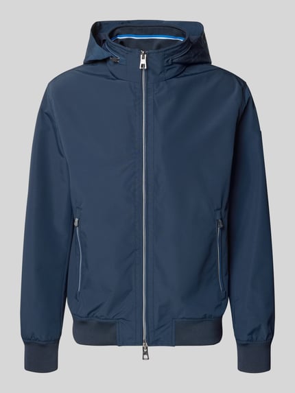 Produktfoto, Regular Fit Jacke mit Kapuze von NAUTGÅRD w kolorze granatowym, z kapturem, stójką, kieszeniami na suwak, dwukierunkowy zamek, elastyczne wykończenia, długość tyłu w rozmiarze M: 67 cm, szerokość ramion w rozmiarze M: 48 cm, szerokość w rozmiarze M: 60 cm, długość rękawa w rozmiarze M: 67 cm