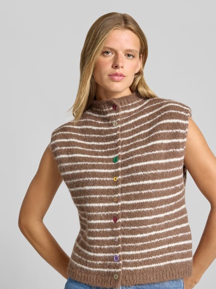 Frauenmodel trägt Regular Fit Weste mit Woll-Anteil Modell 'SIRA' von PIECES in Braun mit weißen Streifen, Nahaufnahme Oberkörper. Damen Weste von PIECES.