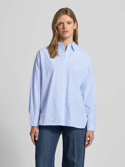 Frauenmodel trägt Basic Hemdbluse aus reiner Baumwolle von REVIEW, blau-weiß gestreift, Relaxed Fit, Hemdblusenkragen, Ganzkörperansicht von vorne.