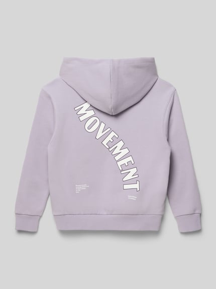 Junge trägt Hoodie mit Label-Detail von Garcia, mieszanka bawełny, luźny krój, kieszeń kangurka, prążkowane wykończenia, widok z tyłu.