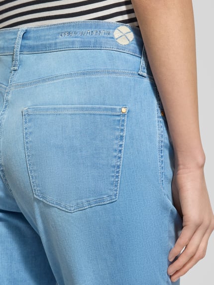 Vrouwenmodel draagt Bootcut Jeans uit mix van katoen en elastaan Model 'DREAM KICK' van MAC, 5-pocketmodel, detailopname achterkant