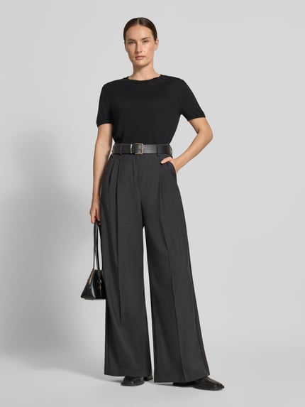 Vrouwenmodel draagt wijdte broek uit pure scheerwol model 'ADELFI' van Weekend Max Mara, dames, donkere tinten, ganzichaamsaanzicht van voren.