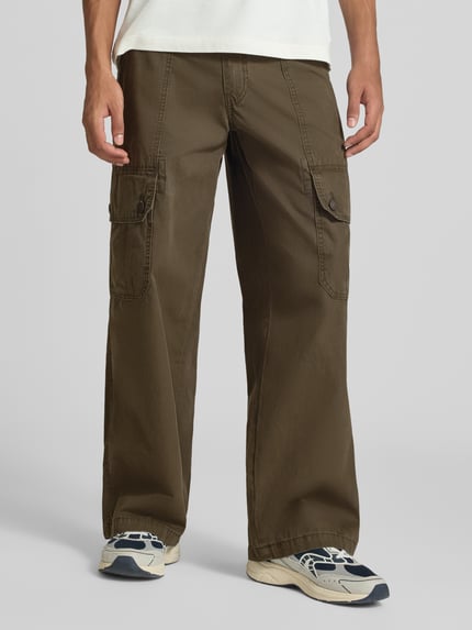 Männermodel trägt Regular Fit Cargohose aus reiner Baumwolle Modell 'EXTRA BAGGY CARGOS' von Levi's®, olivgrün, Ganzkörperansicht von vorne.
