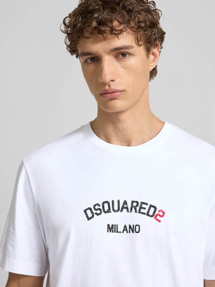 Männermodel trägt Loose Fit T-Shirt mit Logo-Print von Dsquared2 aus reiner Baumwolle in Weiß mit Rundhalsausschnitt, Nahaufnahme Oberkörper.