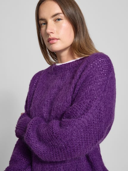 Frauenmodel trägt Oversized Strickpullover mit Rundhalsausschnitt Modell 'Isolde' von LOLLYS LAUNDRY in Lila, Mohair-Mix, Nahaufnahme Oberkörper.