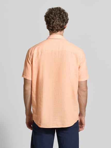 Männermodel trägt Regular Fit Freizeithemd aus Leinen-Baumwoll-Mix von MCNEAL in Hellorange, Rückenlänge 74 cm, Ganzkörperansicht Rückansicht.