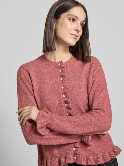 Vrouwenmodel draagt Regular fit cardigan met ronde hals Model 'Jacia' van VILA, materiaalmix met wol, knoopsluiting, ruches, close-up bovenlichaam.