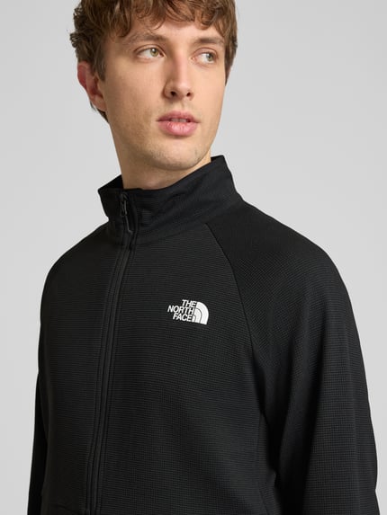 Männermodel trägt Jacke mit Raglanärmel und Logo-Print Modell 'PACKABLE KECHA' von The North Face, Schwarz, Material-Mix mit Stretch-Anteil, Nahaufnahme Oberkörper