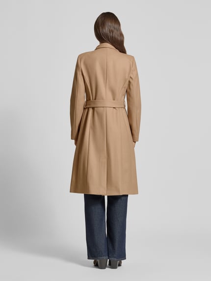 Vrouwenmodel draagt Mantel met Bindegordel model 'ROSE' van Ted Baker in camel, slim fit, staande kraag, detailopname rugaanzicht.