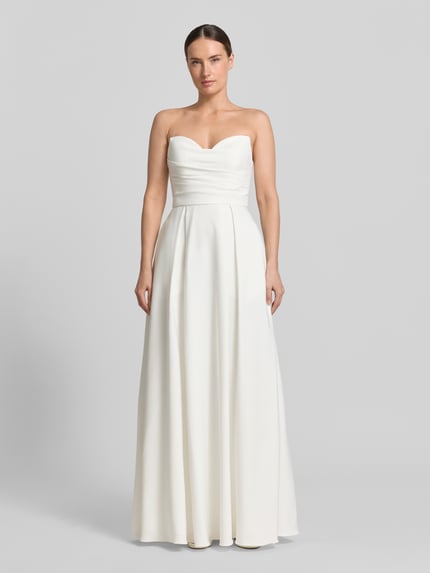Modelka kobieca nosi sukienkę wieczorową 'Abendkleid mit Herz-Ausschnitt' od Laona, długa sukienka, linia a, biała, z marszczeniami, wiązaniem i zamkiem błyskawicznym z tyłu, długość tyłu w rozmiarze 36: 132 cm, szerokość klatki piersiowej w rozmiarze 36: 41 cm, gładka tekstura, widok całej sylwetki z przodu.