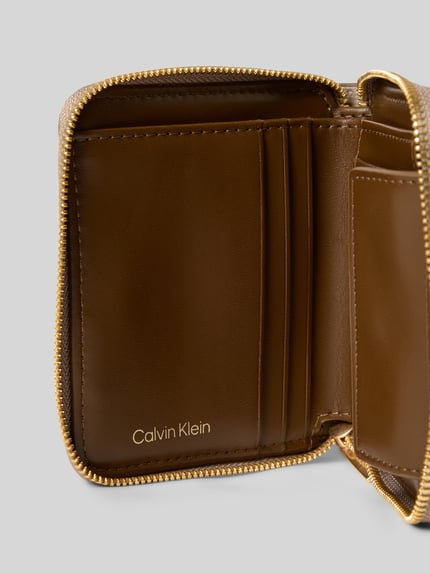 Produktfoto, Portemonnaie mit Allover-Logo-Print Modell 'Square' von Calvin Klein in Braun mit goldfarbenem Reißverschluss und Steckfächern
