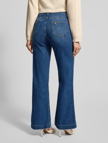 Vrouwenmodel draagt Flared Jeans met Knopen van Liu Jo White in blauwe gebruikte look, katoenmix met stretch, volledige achteraanzicht.
