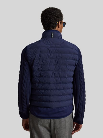 Männermodel trägt Regular Fit Weste mit Logo-Stitching Modell 'PIECE DYED' von Polo Ralph Lauren, dunkelblau, Ganzkörperansicht Rückansicht.