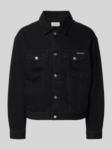 Produktfoto, Kurtka jeansowa z kieszeniami na piersi i detalem z logo od Calvin Klein Jeans, bawełna, krój regular fit, kolor czarny