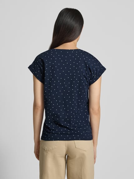 Vrouwenmodel draagt T-Shirt met borstzak Modell 'Viva' van FREE/QUENT, donkerblauw met witte stippen, rechte fit van katoen, ruglengte maat S 61 cm, achterkant volledige lichaamsweergave.